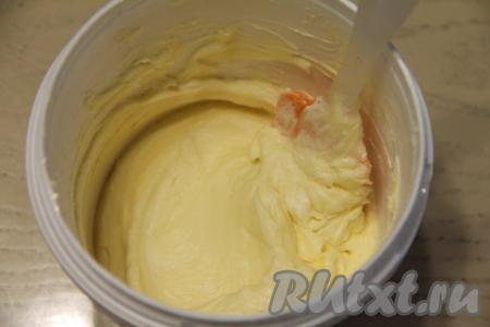 Для приготовления крема соединить мягкое (комнатной температуры) сливочное масло, сахарную пудру и творожный сыр, взбить миксером до однородности.