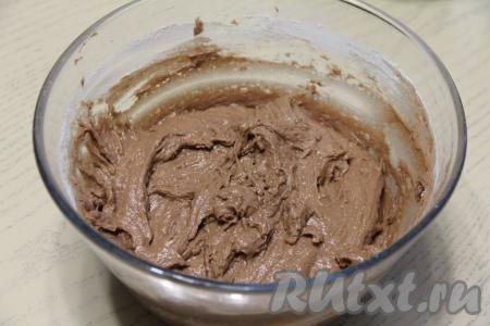 Тесто для приготовления пирожных "Вупи пай" должно получиться воздушным, липким, достаточно густым.