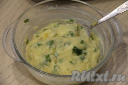 Перемешать картофельную массу, она получится не густой.
