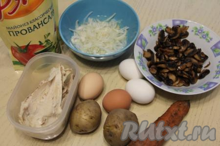 Куриное филе отварить до готовности в подсоленной воде (на варку после закипания воды потребуется минут 20-25), затем полностью остудить. Картошку и морковь сварить в кожуре до готовности (в течение минут 20-25, готовые отваренные овощи должны легко прокалываться ножом), затем достать из воды и полностью остудить. Сварить вкрутую яйца (после закипания воды варить 10 минут), дать им остыть, залив их холодной водой, и очистить. 