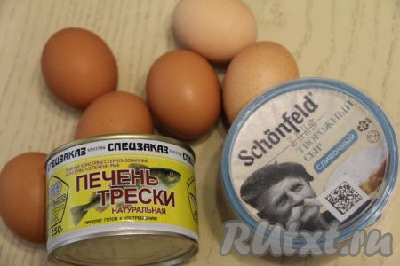 Яйца сварить вкрутую (варить после закипания воды минут 10), а после этого полностью остудить их в холодной воде и очистить. 