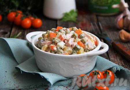"Оливье" с копчёной курицей и маринованными огурцами