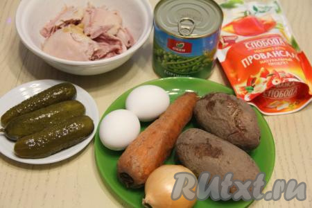 Подготовить продукты для приготовления "Оливье" с копчёной курицей и маринованными огурцами. Вымыть и отварить в кожуре до готовности картошку и морковь (в течение минут 25 после закипания, полностью готовые овощи будут легко прокалываться вилкой), достать из воды и дать полностью остыть. Отварить яйца в течение 10 минут с момента закипания воды, после этого остудить их и почистить. Небольшую луковицу очистить.