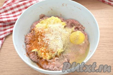 Добавляем яйцо, всыпаем специи по вкусу и солим.
