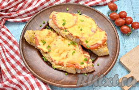 Стейки из свинины с помидорами и сыром в духовке