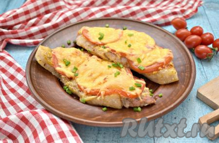 Стейки из свинины с помидорами и сыром достаём из духовки и подаём к столу. Мясо получилось сочным, нежным, с аппетитной сырной корочкой.