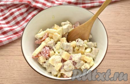 Перемешиваем и наш вкусный, сытный, достаточно сочный салат со свининой, сыром и помидорами готов, сразу подаём к столу.