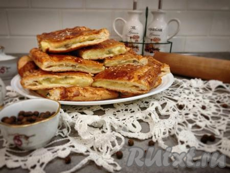 Пирог из слоёного теста с картофелем и грибами