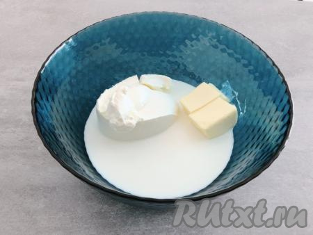 В достаточно глубокой чаше соединяем сливочный сыр, сливочное масло и сливки. 