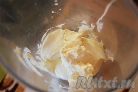 Для приготовления крема взбейте маскарпоне со сладким сиропом от консервированных персиков, количество сиропа по вкусу, примерно 50 мл.