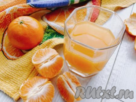 Тем временем отжимаем сок из мандаринов. Для приготовления курда нам потребуется 125 миллилитров свежевыжатого сока. Мои мандарины оказались не самыми сочными, поэтому излишков сока не осталось. 