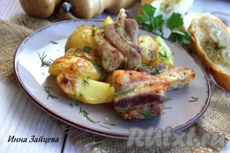 Свиная грудинка, запечённая с картошкой в рукаве в духовке