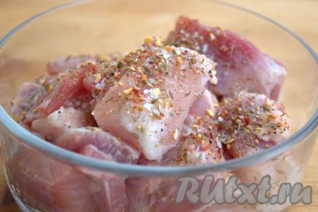 Кусочки грудинки поместить в объёмную миску, посолить и приправить любимыми специями (я использовала универсальную приправу для свинины), влить растительное масло, тщательно перемешать и оставить мясо мариноваться при комнатной температуре на 30-40 минут.