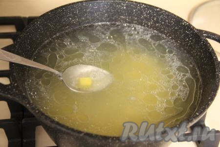 Достать из бульона курицу, остудить и отсоединить мясо от костей. Картошку нарезать на средние кубики. Переложить в кипящий бульон картошку, рис и куриное мясо, дать закипеть, а после этого варить на небольшом огне 15 минут.