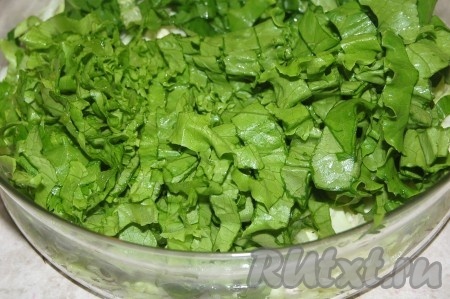 Затем добавить нарезанный листовой салат.