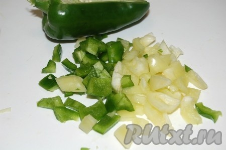 Нарезать перцы небольшими кусочками, добавить в салат.