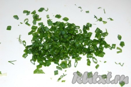 Мелко нарезать зеленый лук, отправить к уже порезанным компонентам зеленого салата.