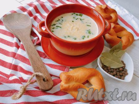 Нежный, вкусный суп, приготовленный с морским коктейлем и сливками, сразу разливаем по тарелкам, сверху посыпаем сыром, натёртым на мелкой тёрке, и подаём к столу. Сыр придаст блюду интересную нотку. Если любите, можно добавить в тарелку мелко нарезанную свежую зелень.