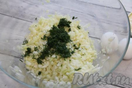 В миску с капустой добавить соль по вкусу. Хорошо помять капусту руками, затем всыпать мелко нарезанный укроп.