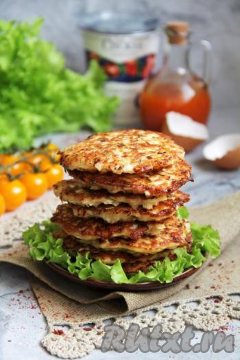 Вкуснейшие, нежные капустные оладьи с сыром подать к столу с добавлением сметаны или кетчупа.