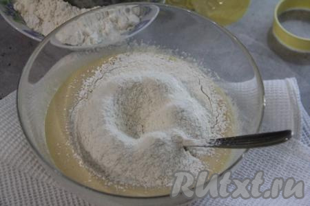 Всыпать частями просеянную муку, перемешивая пряничное тесто вначале ложкой, а затем продолжая выполнять замес руками. 