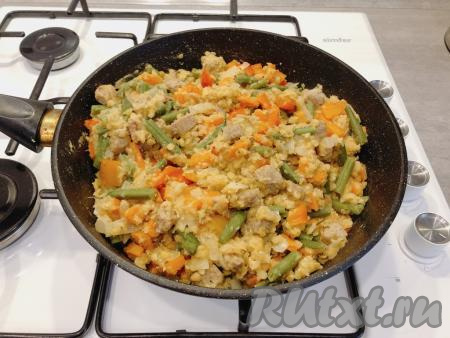 К овощам и мясу добавляем хмели-сунели и отваренную чечевицу, если нужно, подсаливаем, хорошенько перемешиваем, накрываем крышкой и прогреваем на небольшом огне блюдо буквально несколько минут.
