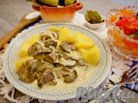 Куриная печень, тушёная с картошкой на сковороде