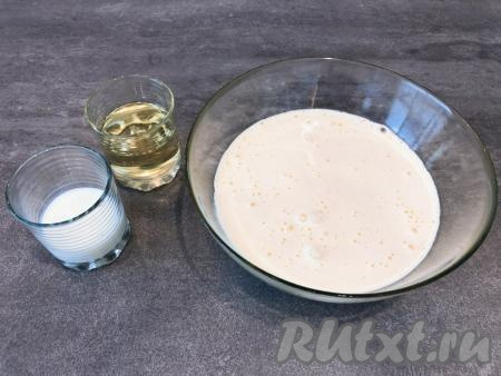 Затем во взбитую яичную массу вливаем растительное масло и молоко комнатной температуры, перемешиваем до однородного состояния миксером (или венчиком).