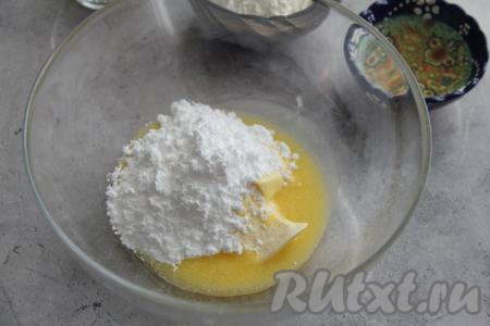 Сливочное масло слегка растопить, чтобы оно стало мягким (это можно сделать в микроволновке). Но полностью растапливать масло не нужно. В объёмной миске соединить масло и сахарную пудру.