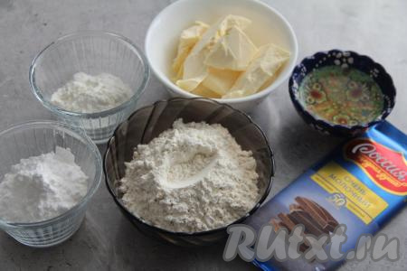 Подготовить продукты для приготовления печенья "Палочки в шоколаде". Разделить яйцо на белок и  желток. Нам в этом рецепте понадобится только яичный белок.