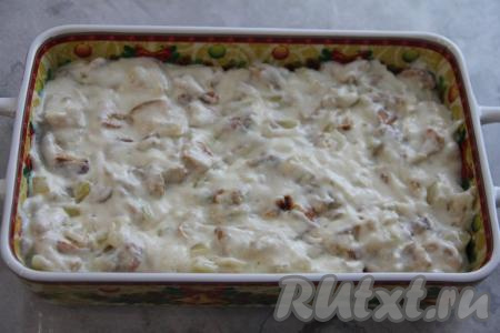 Выложить сливочный соус с грибами поверх кусочков индейки. 