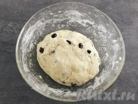 Тесто постепенно соберётся в шар и перестанет липнуть к стенкам миски. 