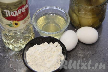Подготовить продукты для приготовления блинов. Огуречный рассол процедить от веточек.