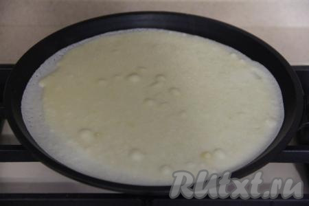Сковороду как следует разогреть. Перед выпечкой первого блина можно смазать сковородку небольшим слоем масла. Налить на раскалённую сковородку половник теста, равномерно распределяя его и жарить блин на среднем огне до подрумянивания снизу.