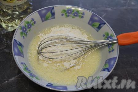Всыпать просеянную муку.