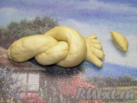 Нижний кончик узла слегка расплющиваем, отрезаем небольшой кусочек и делаем небольшие надрезы - это будет хвостик жаворонка.