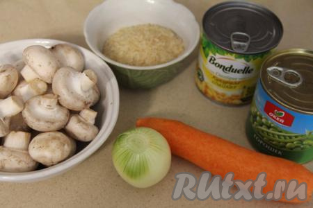 Подготовить продукты для приготовления риса с шампиньонами и овощами на сковороде. Луковицу и морковь почистить. Промыть шампиньоны водой. Промыть рис водой, дать стечь лишней жидкости.