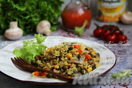 Рис с шампиньонами и овощами на сковороде