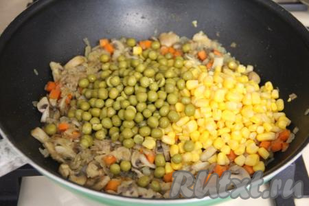 Выложить рис (у меня - пропаренный). Перемешать рис с овощами и грибами, добавить кукурузу и горошек.