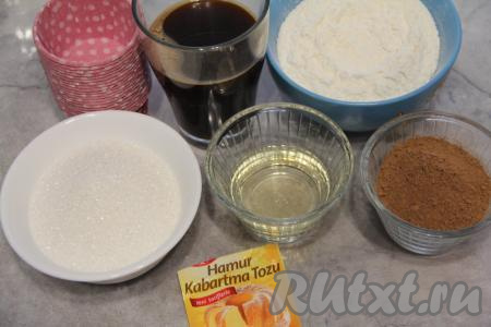 Подготовить продукты для приготовления шоколадно-кофейных кексов. В чашку всыпать 2 чайных ложки быстрорастворимого кофе, залить 200 миллилитрами кипящей воды, перемешать и оставить кофе остывать до комнатной температуры.