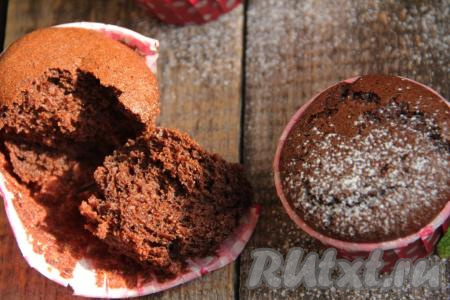 Посмотрите, какой красивый, мелкопористый мякиш у этой выпечки. Уверена, вкусные, ароматные шоколадно-кофейные кексы с влажной текстурой понравятся всей семье!