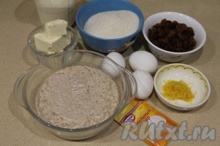 Подготовить продукты для приготовления сдобного влажного пасхального кулича. Лимон хорошо вымыть и снять с него цедру, не затрагивая находящийся под жёлтой цедрой белый слой. Изюм предварительно обдать кипятком и обсушить. Для приготовления опары соединить в небольшой миске тёплое молоко и воду (температура смеси молока и воды должна быть не более 40 градусов), всыпать сахар, дрожжи и муку, перемешать и оставить на минут 15 в тепле. По истечении 15 минут опара запенится, это означает, что дрожжи начали работать и можно приступать к замешиванию теста для кулича.