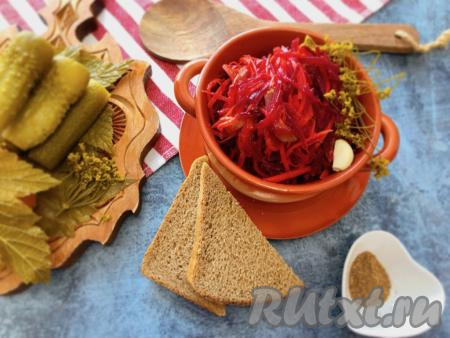 Салат, приготовленный из моркови по-корейски, маринованных огурцов и свеклы, получился диетическим, ярким и вкусным. Его можно подать в качестве дополнения к различным гарнирам или мясным блюдам