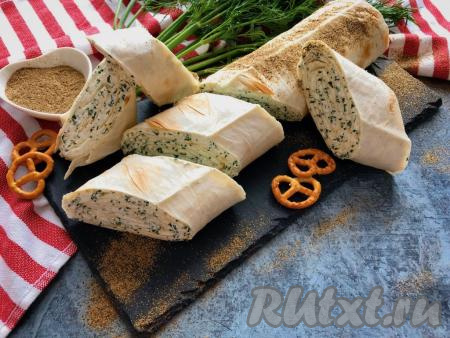 Рулет из лаваша, приготовленный с начинкой из творога и зелени, смотрится довольно эффектно и подойдёт не только для повседневного, но и для праздничного стола.