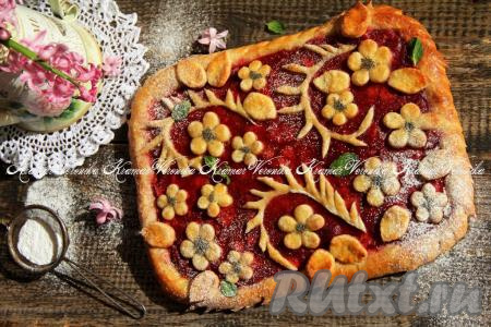 Пирог с замороженной клубникой из дрожжевого теста