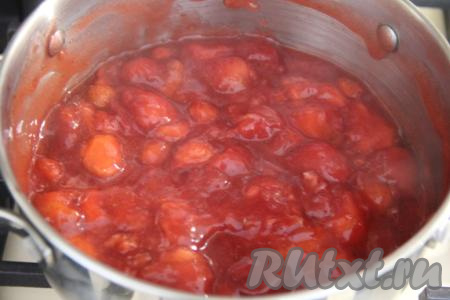 Постепенно начинка из клубники для пирога начнёт густеть, проварить, её помешивая, в течение 2 минут, затем убрать с огня и полностью остудить.