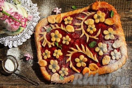 Смазать украшения и край пирога молоком. Поставить пирог в разогретую духовку и выпекать минут 25 (до румяности дрожжевого теста) при температуре 180 градусов. Затем достать выпечку из духовки. Переложить на тарелку, дать немного остыть и можно подавать к столу. Пирог, приготовленный с замороженной клубникой, получается ароматным, аппетитным и очень вкусным, попробуйте!
