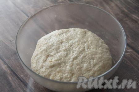 Тесто оставить в миске, прикрыть полотенцем и на 1 час убрать в тёплое место. Тесто за это время округлится, хорошо увеличится в объёме.