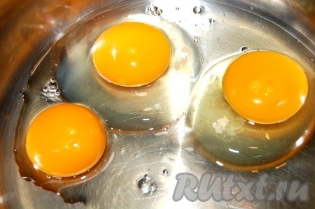В ковшик положить яйца и желток.