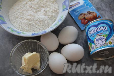 Подготовить продукты для приготовления простого кекса на сгущёнке.